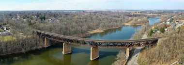 Paris, Ontario, Kanada demiryolu köprüsünün hava manzarası.