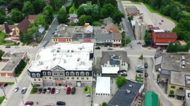 St. Jacobs, Ontario, Kanada 'nın hava zoom' u güzel bir sabah 4K 'sında