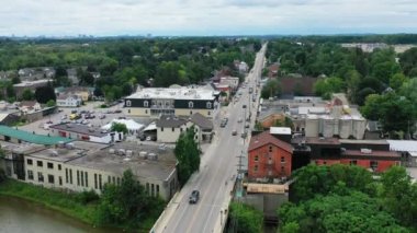 4K güzel bir günde St. Jacobs, Ontario, Kanada 'nın hava zoom' u
