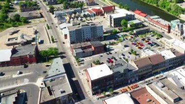 Kanada, Ontario, Cambridge 'in hava zoom' u güzel bir günde 4K