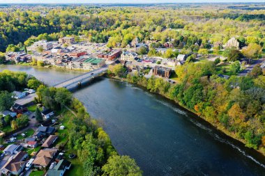 Sonbaharın başlarında Paris, Ontario, Kanada 'da bir anten.