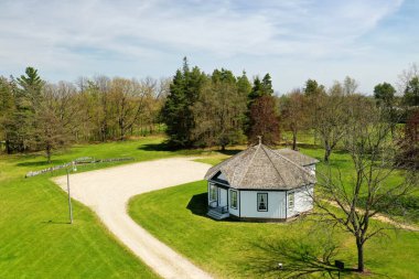 Otterville, Ontario, Kanada 'daki Woodlawn Place Oddy House' un anteni.