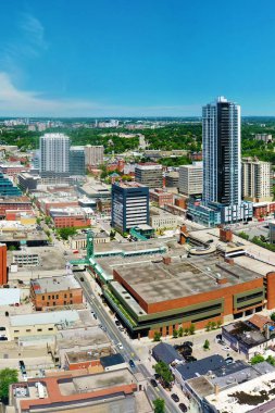 İlkbaharda Kanada, Ontario, Kitchener 'ın hava dikey görüntüsü