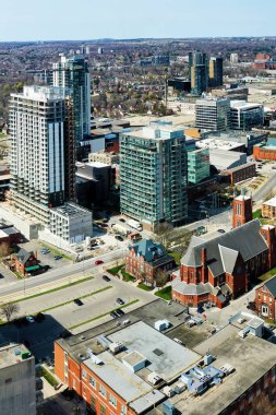 İlkbaharın sonlarında Kanada, Ontario, Kitchener 'ın hava dikey görüntüsü.