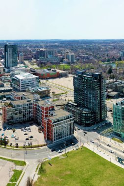İlkbaharın sonlarında Kanada, Ontario, Kitchener 'ın dikey hava görüntüsü