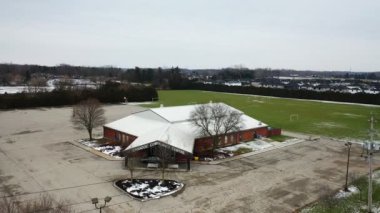 Brydges Dağı, Ontario, Kanada - 6 Mart 2022: Brydges Dağı, Ontario, Kanada 4K 'daki Caradoc Toplum Merkezi' nin hava zoom 'u