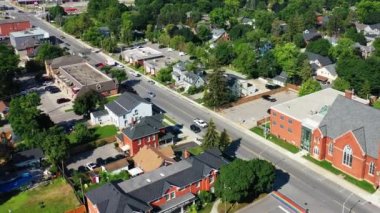Milton, Ontario, Kanada 'nın hava zoom' u, bahar sabahı 4K
