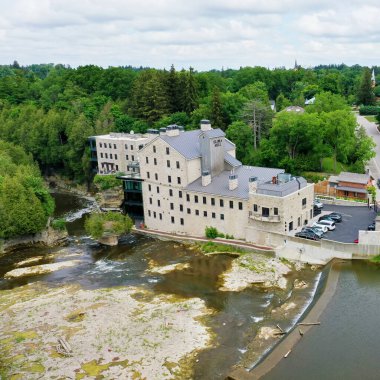 Elora, Ontario, Kanada - 28 Temmuz 2021: Elora, Ontario, Kanada 'daki Elora Değirmeni' nin havadan görünüşü