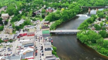 Güzel bir günde Paris, Ontario, Kanada 'nın havadan zoom' u