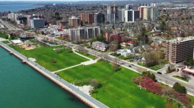 Burlington, Ontario, Kanada 'nın havadan zoom' u 4K gölünün yanında.