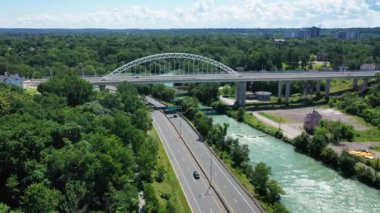 St Catharines, Ontario, Kanada 4K 'da 406 numaralı otoyolun hava zoom' u