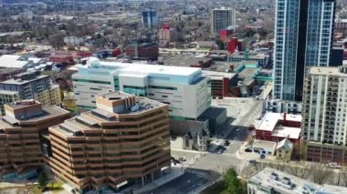 4K ilkbaharında Kanada, Ontario, Kitchener 'ın hava zoom' u