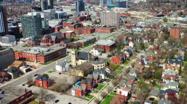 Kitchener, Ontario, Kanada 'nın güzel bahar sabahında 4K