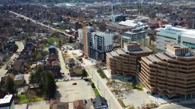 Kitchener, Ontario, Kanada 'nın hava zoom' u güzel bir sabah 4K