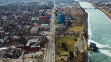 Kanal 4K 'da Welland, Ontario, Kanada' nın hava zoom 'u
