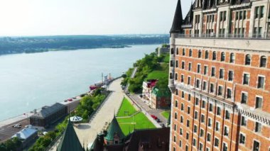 Quebec, Quebec, Kanada 'nın eski Quebec şehrinin 4K nehri kıyısındaki hava manzarası.