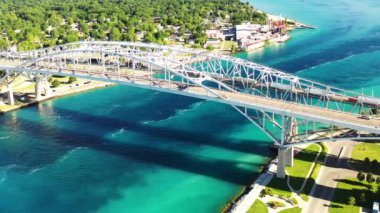 Sarnia ve Huron 4K Limanı sınırındaki Mavi Su Köprüsü 'nün havadan görüntüsü.