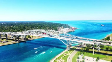 Sarnia ve Huron 4K Limanı sınırındaki Mavi Su Köprüsü üzerindeki hava aracı.