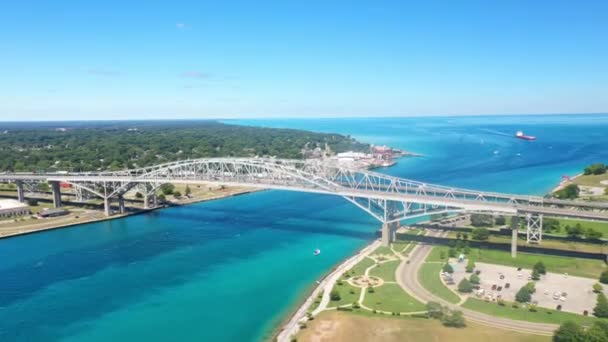 SarniaとPort Huron 4Kに隣接するBlue Water Bridgeの空中高架橋 — ストック動画