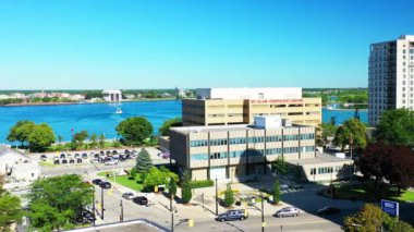 Sarnia, Ontario, Kanada - 14 Temmuz 2022: Ontario, Kanada 4K 'daki Sarnia Belediye Binası' nın havadan görünüşü