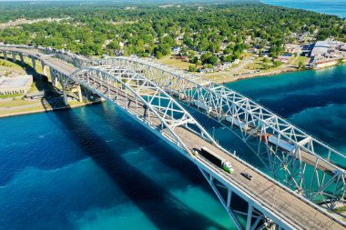 Sarnia ve Huron Limanı sınırındaki Mavi Su Köprüsü 'nün hava manzarası.