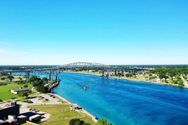 Sarnia ile Huron Limanı arasındaki Mavi Su Köprüsü 'nün anteni.
