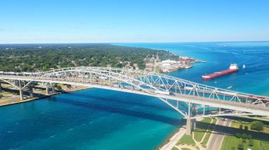 Sarnia ile Huron Limanı arasındaki Mavi Su Köprüsü 'nün hava görüntüsü.