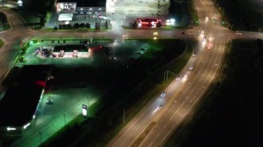 4K gecesindeki yoğun bir kavşağın hava hızlandırılmış görüntüsü.