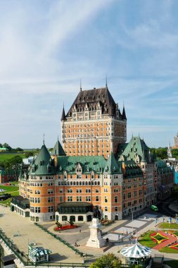 Quebec Şehri, Quebec, Kanada - 26 Ağustos 2022: Quebec City, Kanada 'daki Chateau Frontenac' ın hava dikey dikey hali