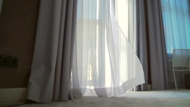 Rüzgâr Perdeyi Uçurur Evde Otelde Körlemesine Sallanır Açık Balkonlu Teraslı — Stok video