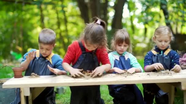 유치원 스쿨이나 아이들은 늪이나 숲에서 점토를 조각하며 어린아이들은 진흙을 가지고 — 비디오