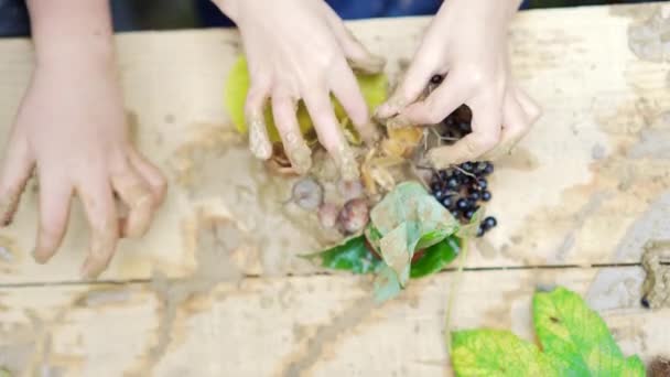 Замыкание Руки Ребенка Скульптурами Глины Творческого Натюрморта Осенних Листьев Творческое — стоковое видео