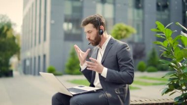 Kızgın erkek işadamı internette konuşurken ağlıyor. Dışarıdan bir iş adamı bağırıyor. Gergin, sinirli, profesyonel konuşma uzaktan kumandalı, kulaklıklı, dizüstü bilgisayarlı. Sinirli çalışan çığlığı.