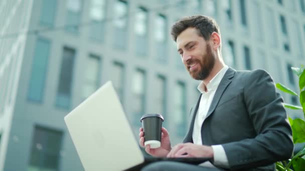 Blanke Bebaarde Zakenman Freelancer Werkt Vakantie Met Laptop Een Kop — Stockvideo