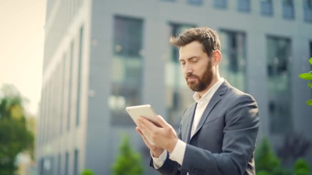 Geschäftsmann Liest Schlechte Nachrichten Auf Dem Digitalen Tablet Verrückter Unglücklicher — Stockvideo