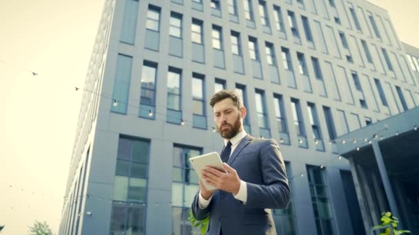 Elegante Uomo Affari Barbuto Abito Formale Piedi Lavorando Con Tablet — Video Stock