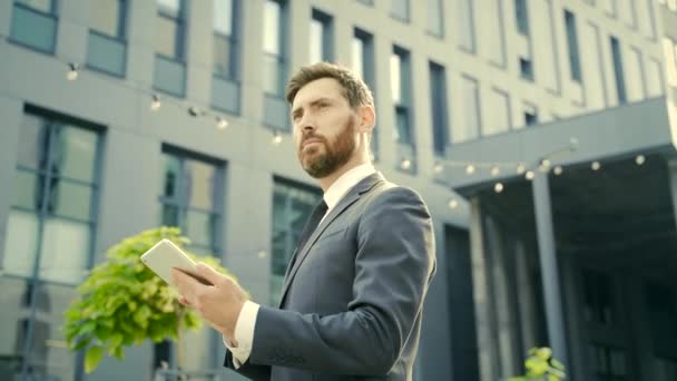 Resmi Takım Elbiseli Şık Sakallı Adamı Dışarıda Arka Plandaki Modern — Stok video