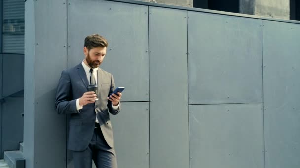 Afaceri Barbă Costum Formal Pauză Folosind Telefonul Mobil Afaceri Stând — Videoclip de stoc