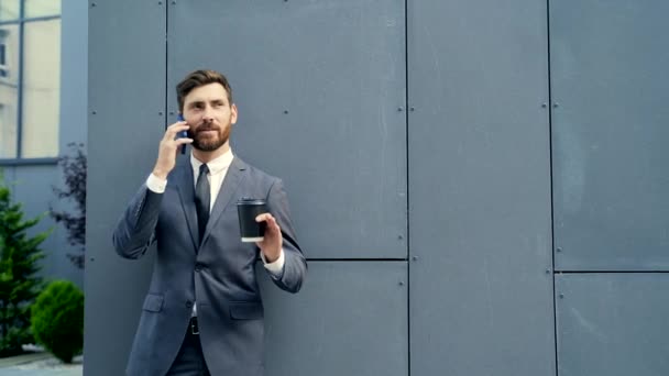 Homme Affaires Barbu Costume Formel Sur Pause Utilisant Téléphone Mobile — Video