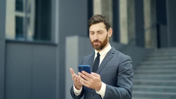 Brodaty Biznesmen Formalnym Garniturze Rozmawiający Przez Telefon Wideo Pomocą Smartfona — Wideo stockowe
