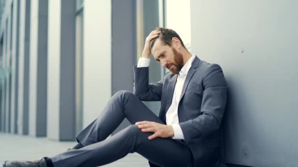 Triste Empresario Deprimido Traje Formal Trabajador Hombre Sentado Cerca Calle — Vídeo de stock