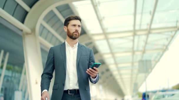 Homme Affaires Debout Arrière Plan Aéroport Gare Moderne Arrêt Bus — Video