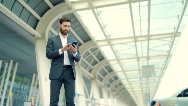 Hintergrund Steht Ein Geschäftsmann Der Einen Modernen Bahnhofsflughafen Formellen Anzug — Stockvideo