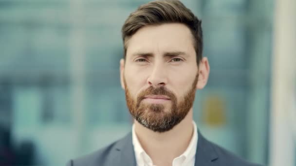 Porträt Junge Selbstbewusste Erfolgreiche Kaukasische Bärtige Geschäftsmann Blick Die Kamera — Stockvideo