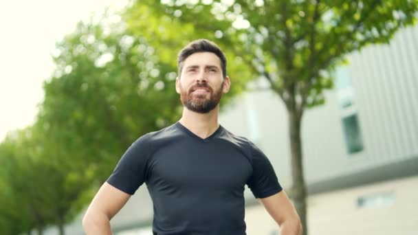 Close Portret Jonge Gelukkige Bebaarde Man Natuur Tussen Bomen Ontspant — Stockvideo