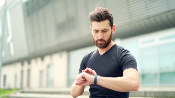 Esporte Homem Caucasiano Olhando Relógio Inteligente Corredor Pista Moderna Usando — Vídeo de Stock