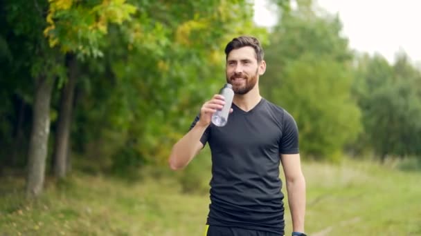 Fáradt Kimerült Dehidratált Atléta Férfi Futó Ivóvíz Palack Edzés Után — Stock videók