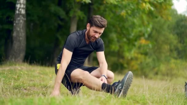 Ung Kaukasisk Löpare Med Muskelvärk Man Masserar Stretching Trauma Skada — Stockvideo