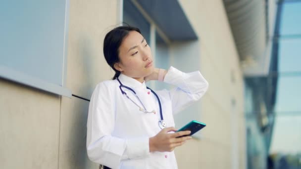 Médico Asiático Agotado Paramédico Parado Descanso Afuera Fondo Una Clínica — Vídeos de Stock