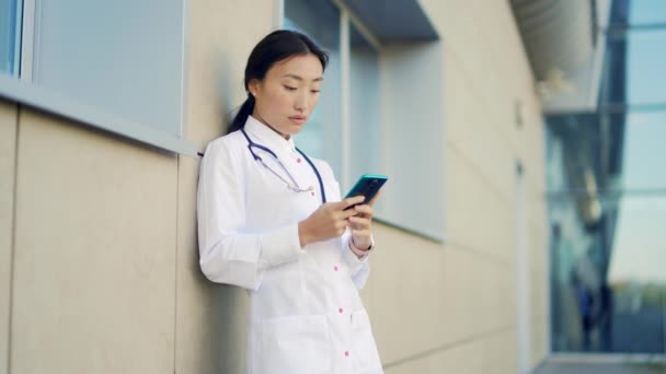 Retrato Jovem Asiático Médico Mulher Paramédico Fica Exausto Uma Pausa — Vídeo de Stock